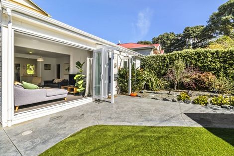 Photo of property in 21 Beach Street, Island Bay, Wellington, 6023