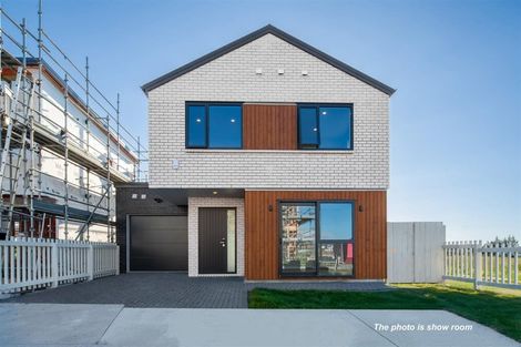 Photo of property in 8 Taipahitini Road, Rosehill, 2113