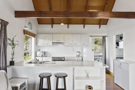 Photo of property in 6a D'oyly Drive, Stanmore Bay, Whangaparaoa, 0932