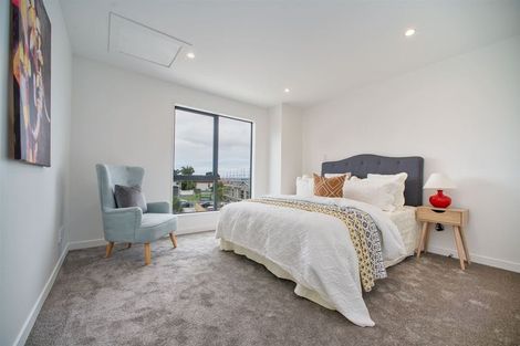 Photo of property in 5d Beach Road, Te Atatu Peninsula, 0610