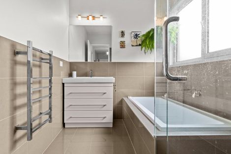 Photo of property in 18a Cambridge Terrace, Taradale, Napier, 4112