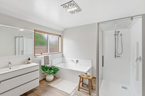 Photo of property in 7 Broadfell Avenue, Avonhead, Christchurch, 8042
