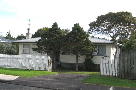 Photo of property in 4 Gill Avenue, Te Atatu Peninsula, Auckland, 0610