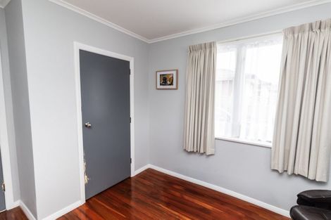 Photo of property in 9 Pinkerton Grove, Newlands, Wellington, 6037