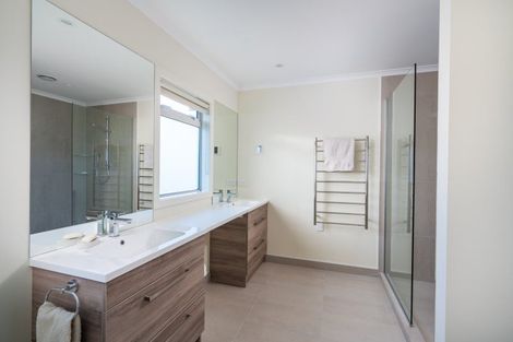 Photo of property in 5 Pukenamu Road, Rainbow Point, Taupo, 3330