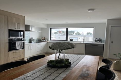 Photo of property in 2 Mikoikoi Crescent, Mangere Bridge, Auckland, 2022