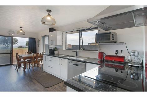 Photo of property in 1/470 Te Atatu Road, Te Atatu Peninsula, Auckland, 0610