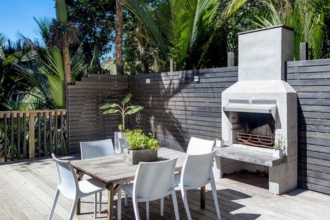 Photo of property in 24 Mahoe Road, Titirangi, Auckland, 0604