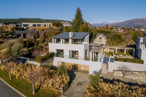 Photo of property in 8b Minaret Ridge, Wanaka, 9305