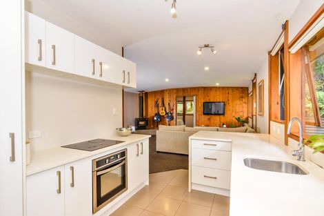 Photo of property in 24 Mahoe Road, Titirangi, Auckland, 0604