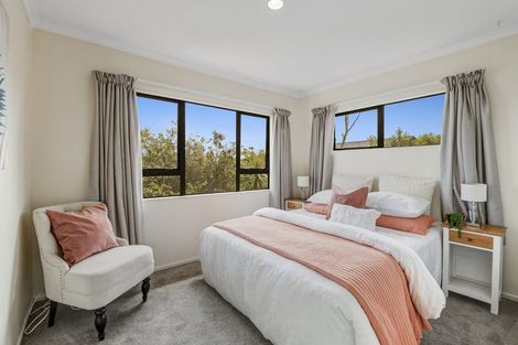 Photo of property in 26 Black Teal Close, Unsworth Heights, Auckland, 0632