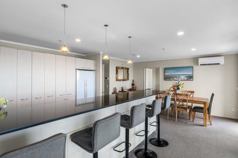 Photo of property in 72 Devonport Road, Tauranga, 3110