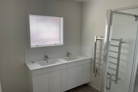 Photo of property in 24 Walton Street, Red Beach, 0932