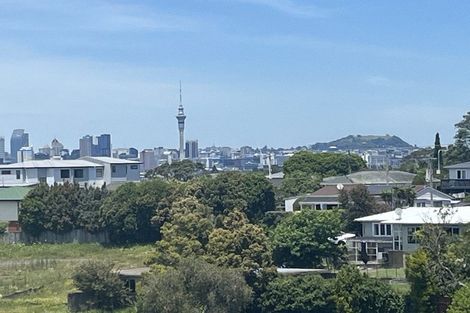 Photo of property in 2/30 Martin Crescent, Northcote, Auckland, 0627