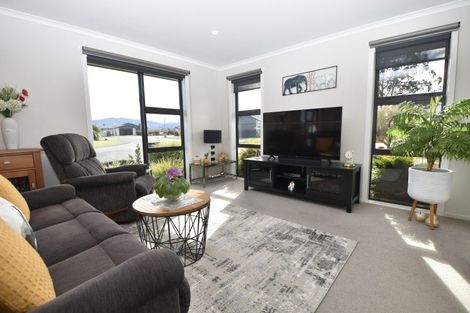 Photo of property in 2 Hereford Drive, Carterton, 5713