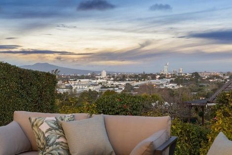 Photo of property in 12 Ross Avenue, Glenfield, Auckland, 0629