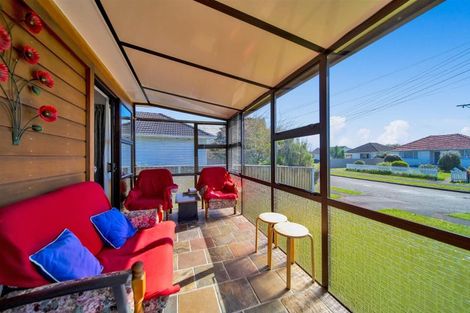 Photo of property in 1 Robbins Crescent, Hawera, 4610