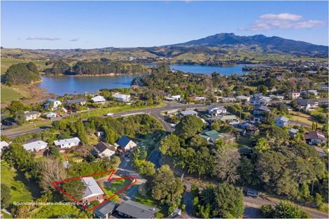 Photo of property in 1 Cross Street, Raglan, 3225