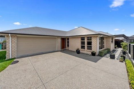 Photo of property in 18 Gibbston Close, Huntington, Hamilton, 3210