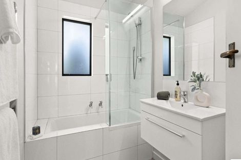 Photo of property in 9 Busby Hill, Havelock North, 4130