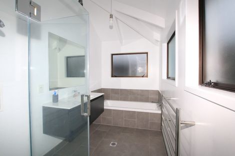 Photo of property in 2/123 Queen Street, Northcote Point, Auckland, 0627