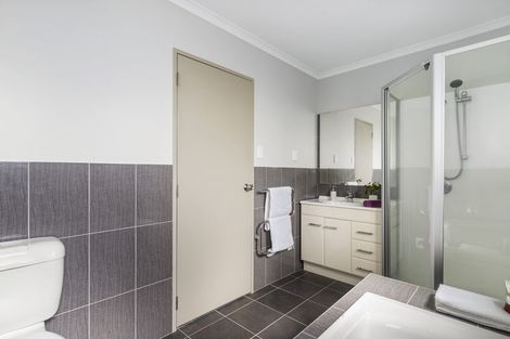 Photo of property in 127 Keri Vista Rise, Papakura, 2110