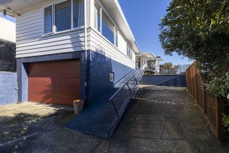 Photo of property in 52 Queens Road, Glen Avon, New Plymouth, 4312