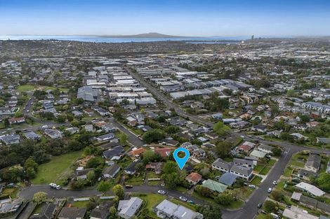 Photo of property in 1 Wanita Place, Totara Vale, Auckland, 0629