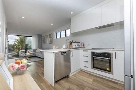 Photo of property in 25 Tokai Place, Glen Eden, 0602