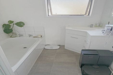 Photo of property in 2 Sheehan Road, Te Atatu South, Auckland, 0610