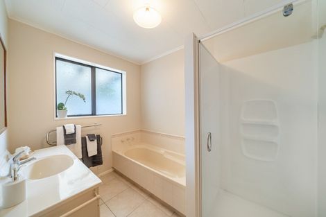 Photo of property in 42 Hartford Crescent, Totara Park, Upper Hutt, 5018
