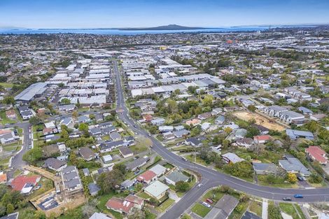 Photo of property in 2/16 Ellice Road, Totara Vale, Auckland, 0629