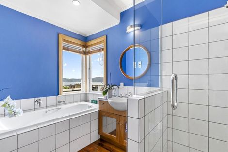 Photo of property in 29 Fortification Road, Karaka Bays, Wellington, 6022