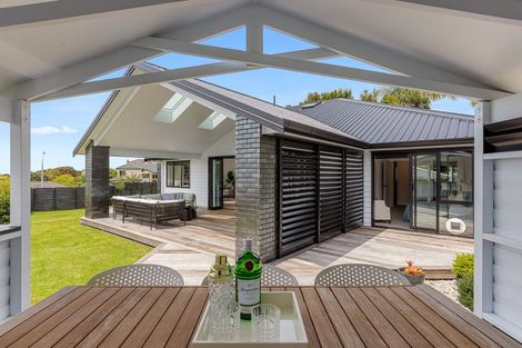 Photo of property in 4 Grovenor Drive, Orewa, 0931
