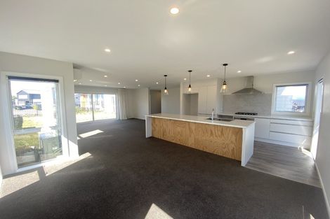 Photo of property in 12 Promontory Crescent, Newlands, Wellington, 6037