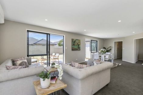Photo of property in 16 Dumas Place, Rosehill, Papakura, 2113