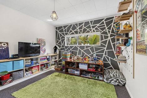 Photo of property in 15 Linda Street, Oakura, 4314