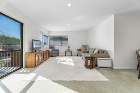 Photo of property in 2/71 Potter Avenue, Northcote, Auckland, 0627