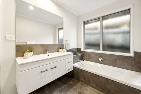 Photo of property in 31 Rochfort Crescent, Pyes Pa, Tauranga, 3112