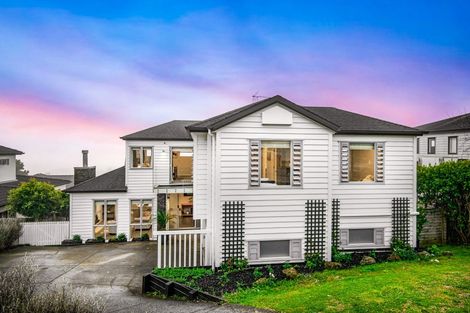 Photo of property in 8 Oak View Terrace, Schnapper Rock, Auckland, 0632