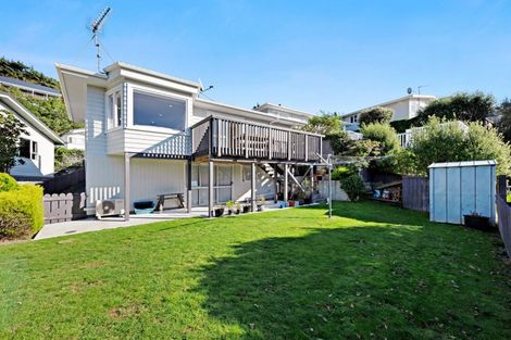 Photo of property in 17 Southern Cross Crescent, Island Bay, Wellington, 6023