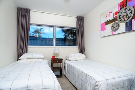 Photo of property in Seaview Apartments, 3/64 Milford Road, Milford, Auckland, 0620