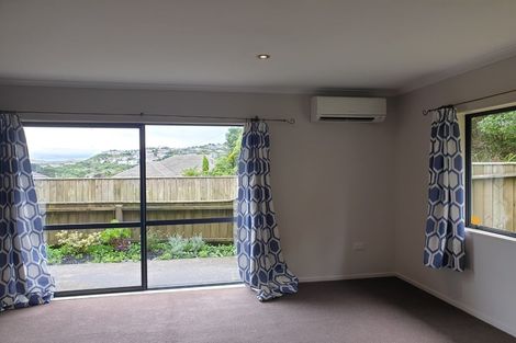 Photo of property in 32a Miles Crescent, Newlands, Wellington, 6037