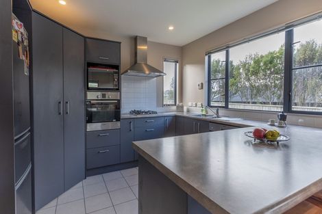 Photo of property in 5 Kaweka Close, Aotea, Porirua, 5024