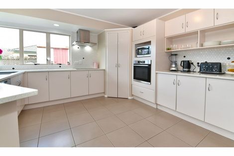 Photo of property in 11 Lakeside Drive, Orewa, 0931