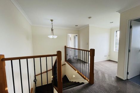 Photo of property in 8 The Rosebowl, Sunnyhills, Auckland, 2010