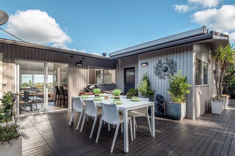 Photo of property in 42 Ravenwood Drive, Forrest Hill, Auckland, 0620