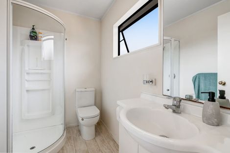 Photo of property in 1/2 Carl Place, Unsworth Heights, Auckland, 0632