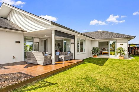 Photo of property in 14 Topping Place, Whitianga, 3510