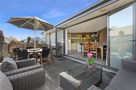 Photo of property in 25 Linkwater Way, Parklands, Christchurch, 8083